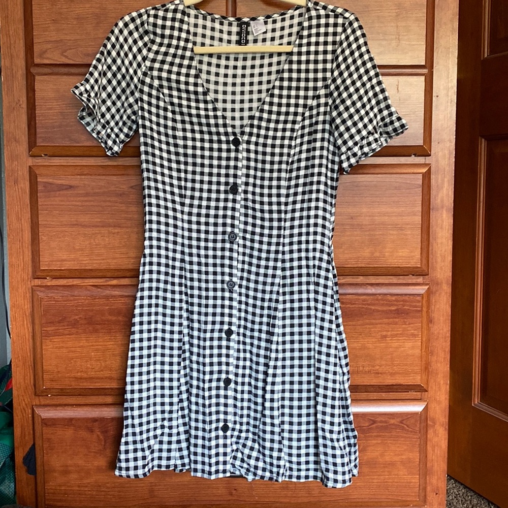 H&M Gingham mini dress with buttons and pleats to make to very flattering